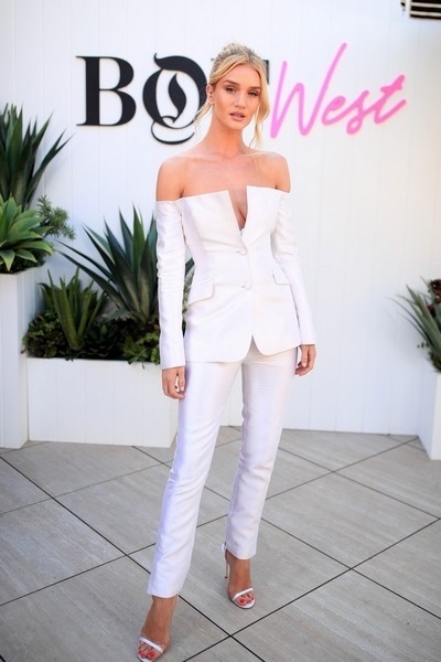 تسوقي اطلالة روزي هنتنغتون وايتلي بالبدلة البيضاء get the look Rosie Huntington Whiteley