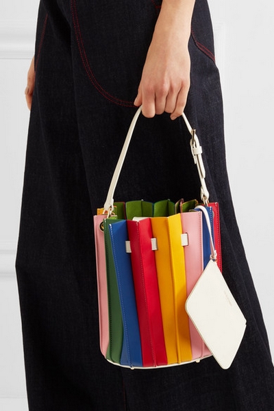 تسوقي الشنط الملونة مع الفساتين السوداء لإطلالة راقية هذا الصيف