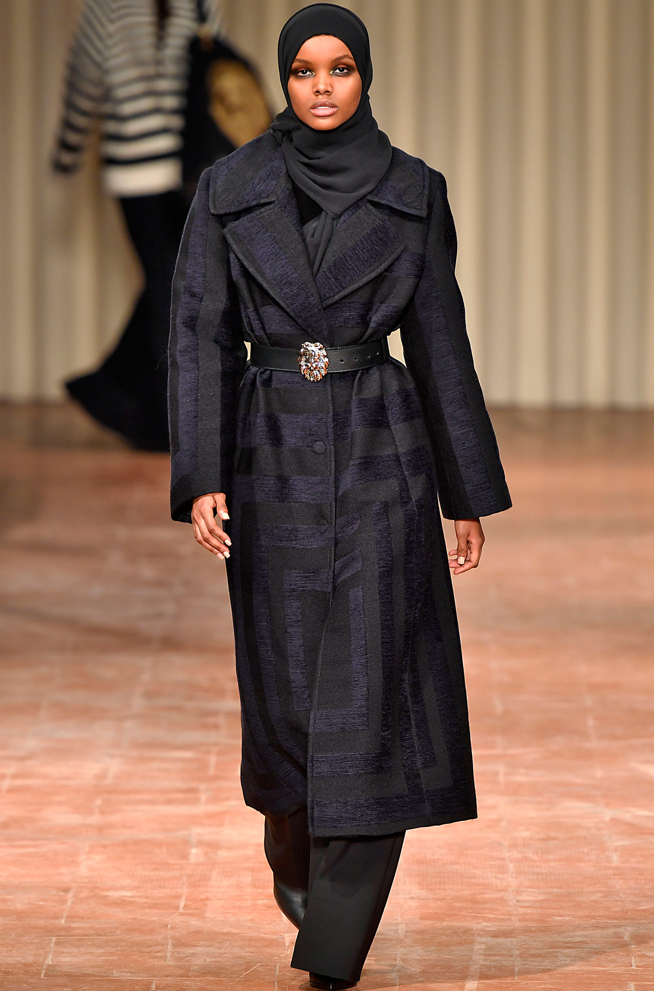 احصلي على إطلالة العارضة حليمة عدن بالأسود الأنيق