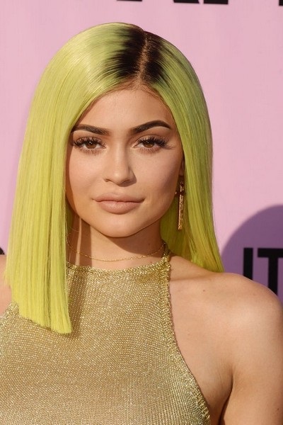 تسوقي المستحضرات المرفقة لتنعمي بإطلالة كايلي جينر