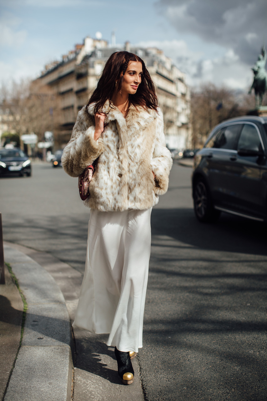 فستان طويل ونسقي معه جاكيت قصير من الفرو لتحصلي على لوك ذو طابع بوهيمي