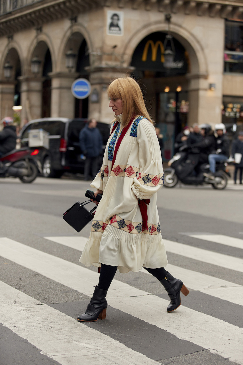 اعتمدي فستاناً ذو طابع شرقي مع جزمة عالية لاطلالة ذات طابع بوهيمي