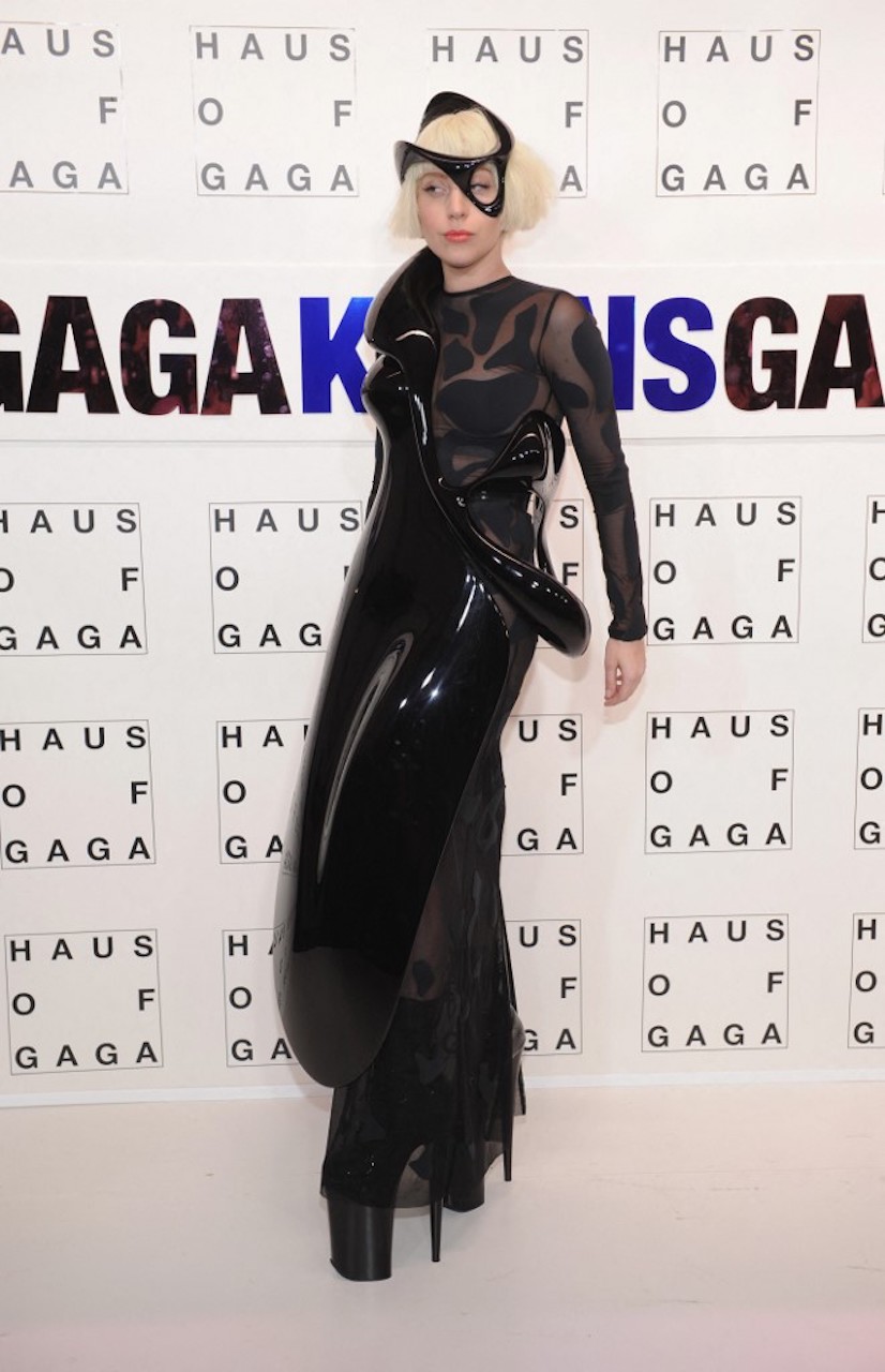 الليدي غاغا في تصميم غريب عام 2013