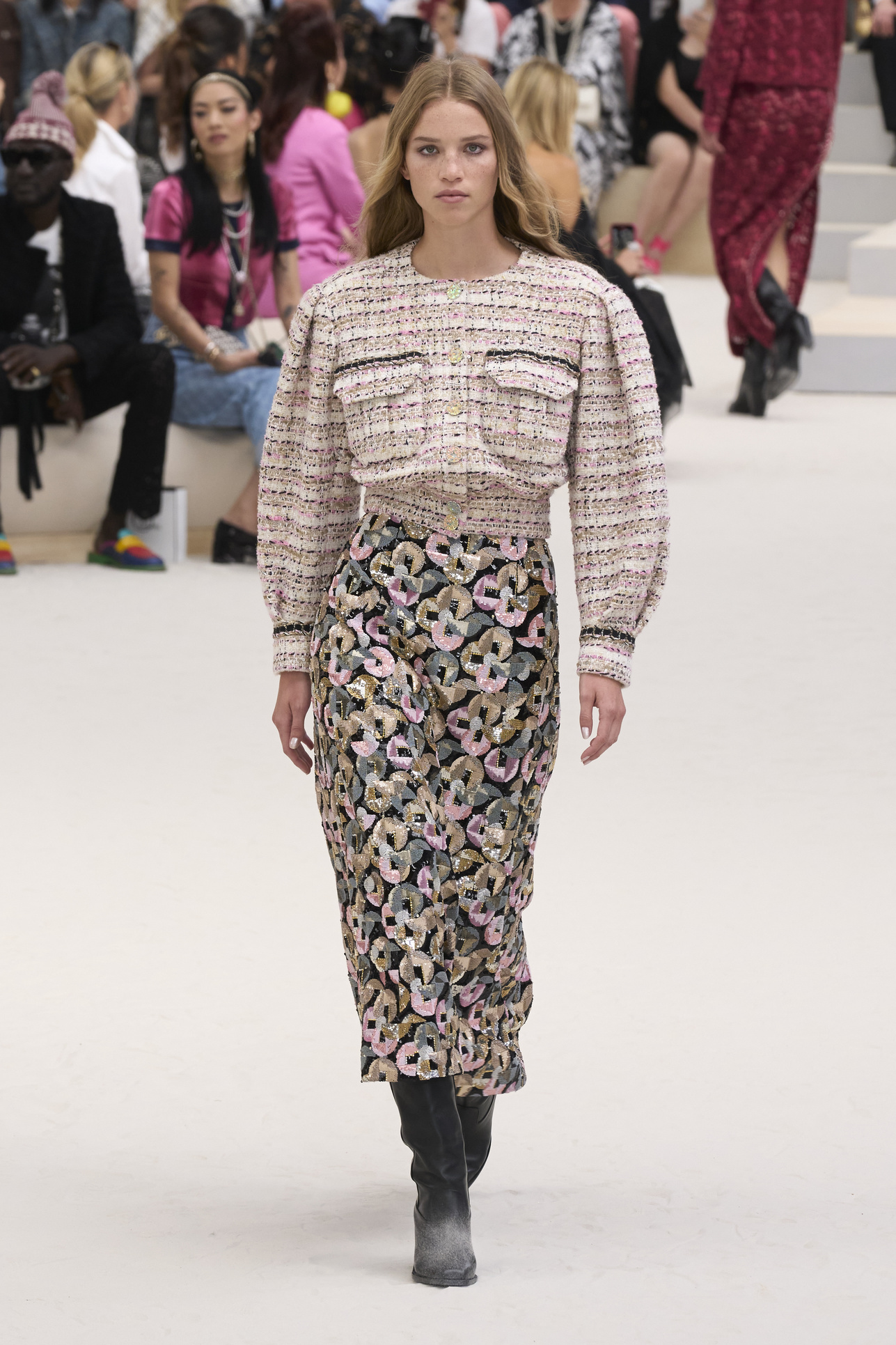 تنانير ضيقة وطويلة من وحي دار CHANEL
