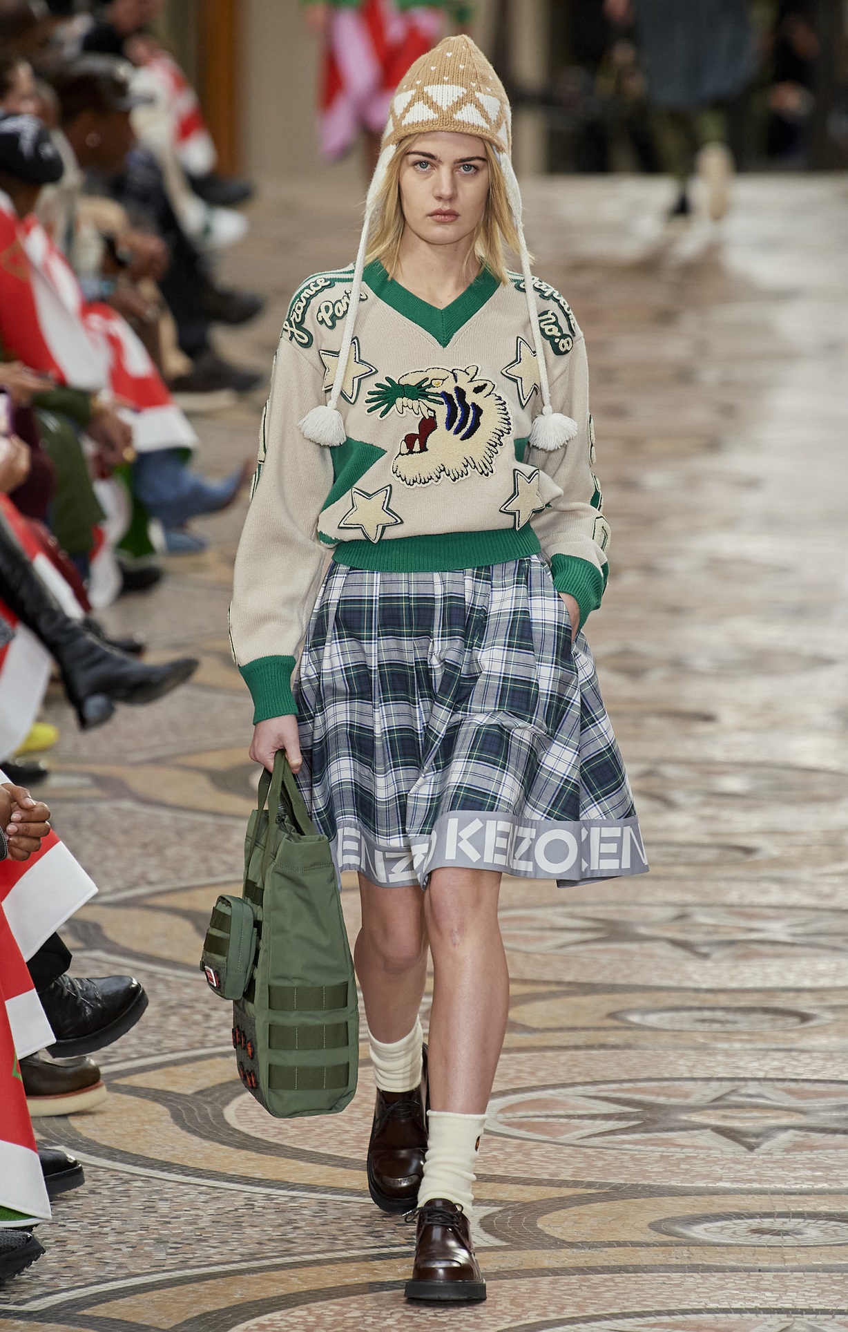 تنانير قصيرة وواسعة من وحي دار Kenzo