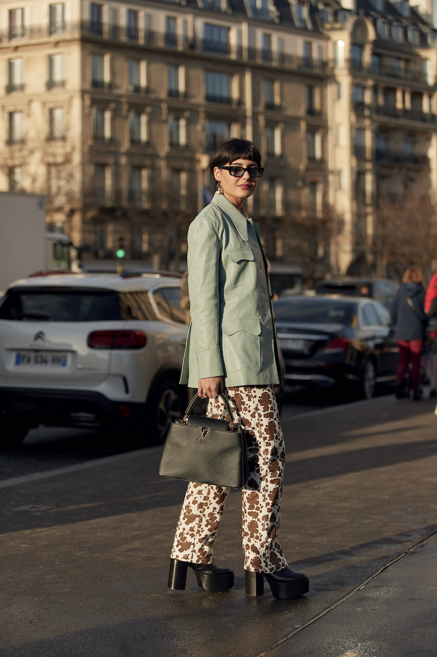 تنسيق مستوحى من السبعينات في بنطلون معرق مع بليزر من الجلد