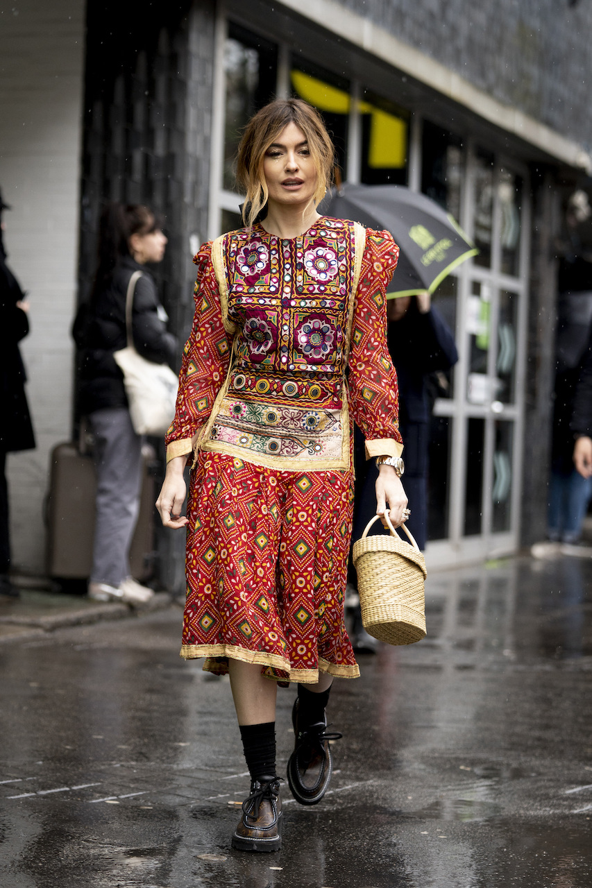 تنسيقات لافتة في الفساتين المعرقة والمنقشة