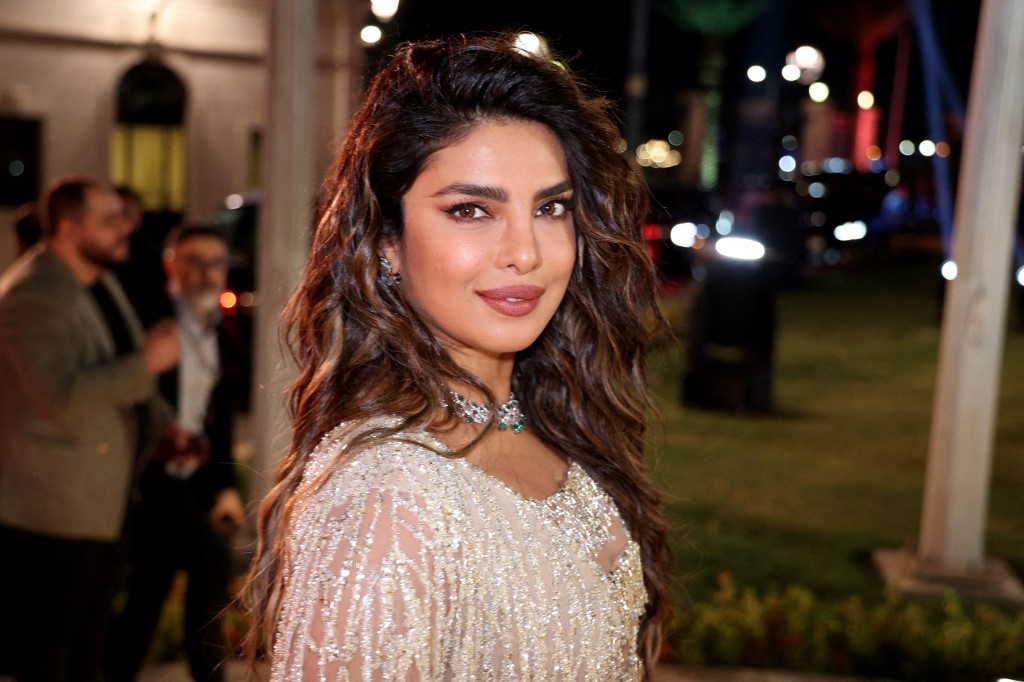 خطوات المكياج السموكي الترابي الذي لا يزول بأسلوب Prinyaka Chopra