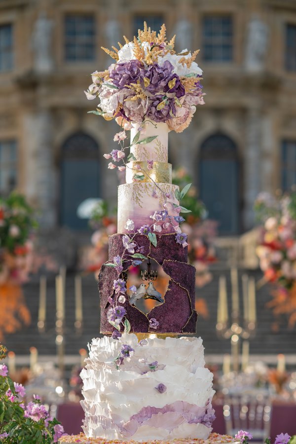 زينة قالب حلوى مميزة للمصممة بشرى خليل.