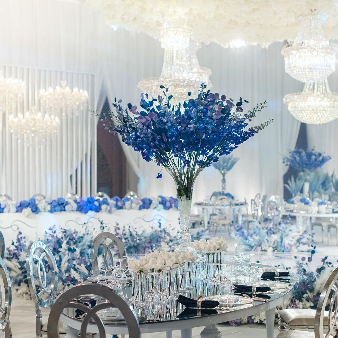 طاولات الزفاف باللون الازرق لعروس شتاء 2022 من تنفيذ Bianca Events