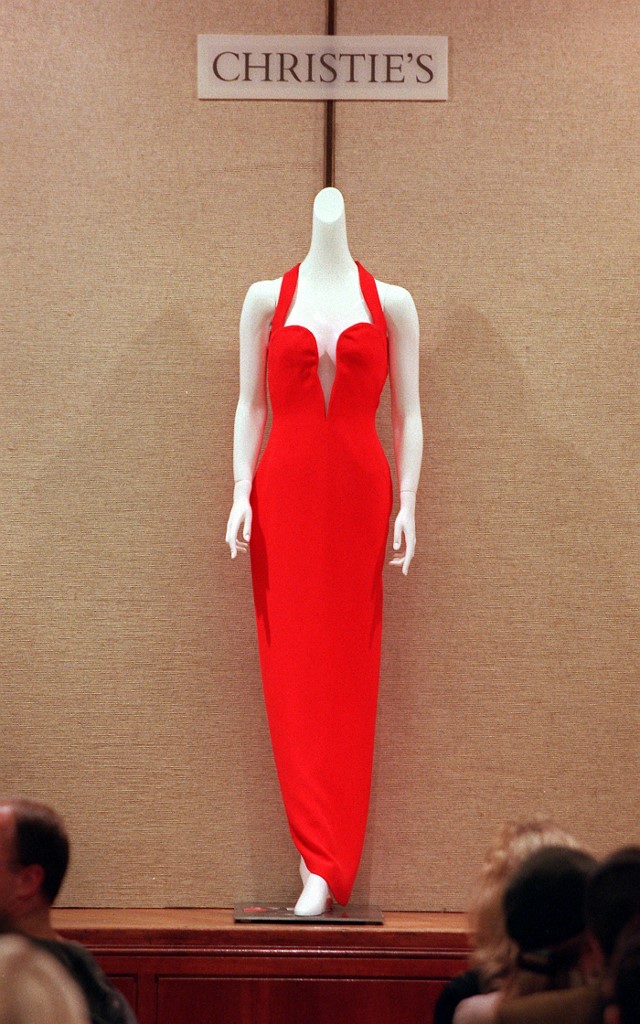 فستان Versace الأحمر الشهير الذي إرتدته سيندي كروفرد معروض في مزاد علني 1990