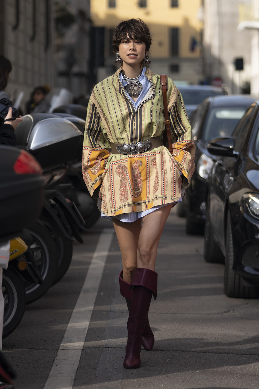 نسقي فستاناً قصيراً بقماش معرق مع جزمة باللون العنابي يصل طولها حد الكاحل