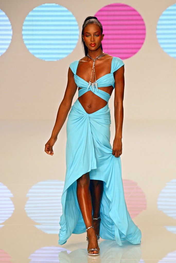 نعومي كامبل في عرض أزياء لValentino 2003