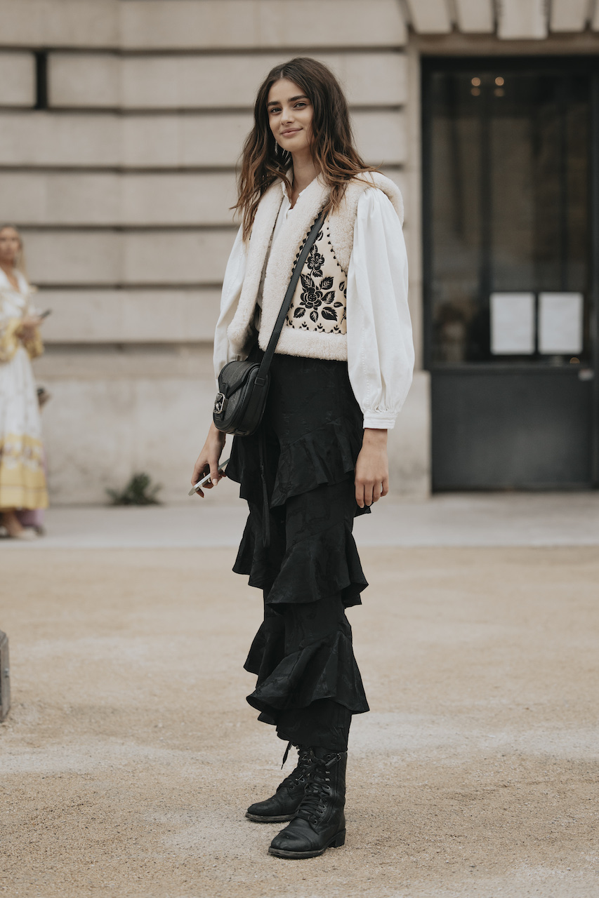 ⁨اختاري تنورة من الكشكش ونسقي معه قميص وجيليه من الفرو