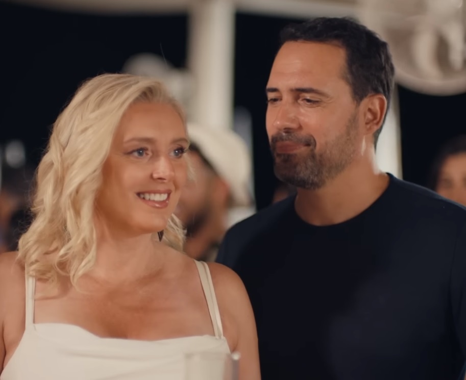 ظافر العابدين مع زوجته في أغنية "Fire"