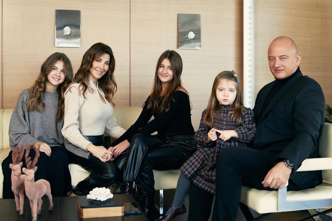 نانسي عجرم وزوجها وبناتهما