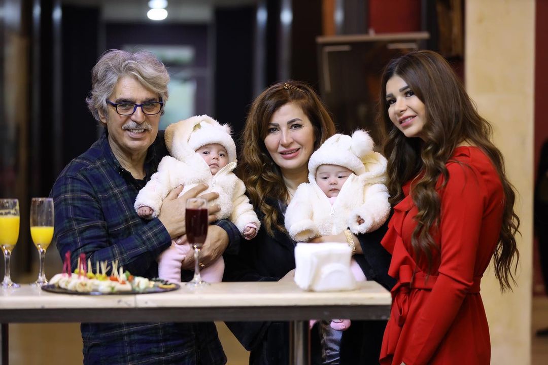 الفنان عباس النوري مع أحفاده