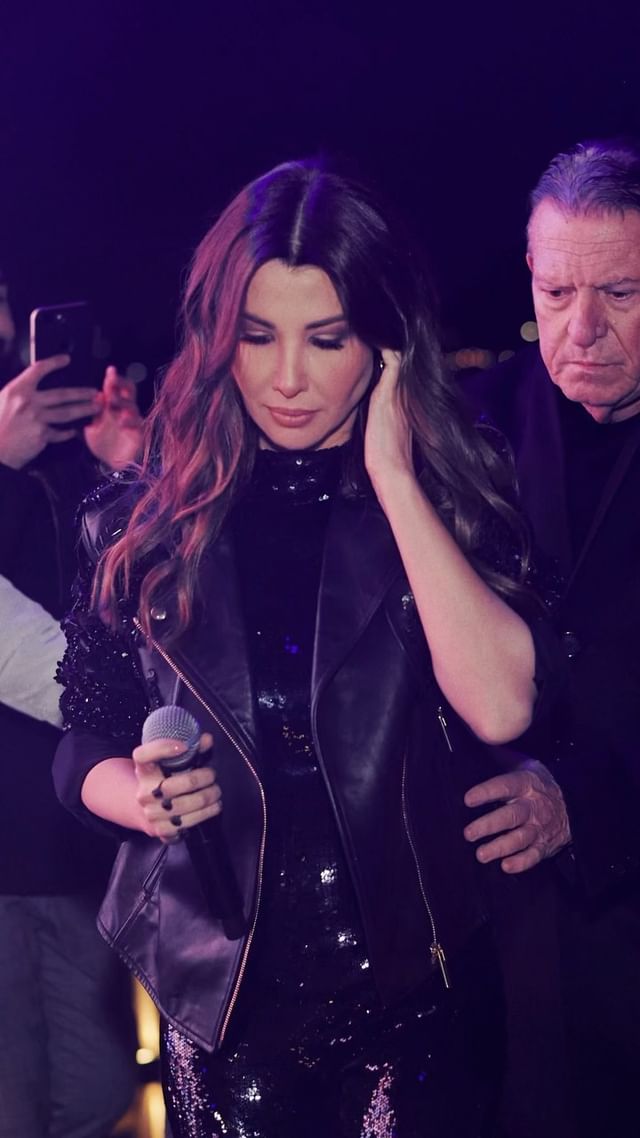 نانسي عجرم اعتمدت جمبسوت من الترتر مع جاكيت جلدي على المسرح