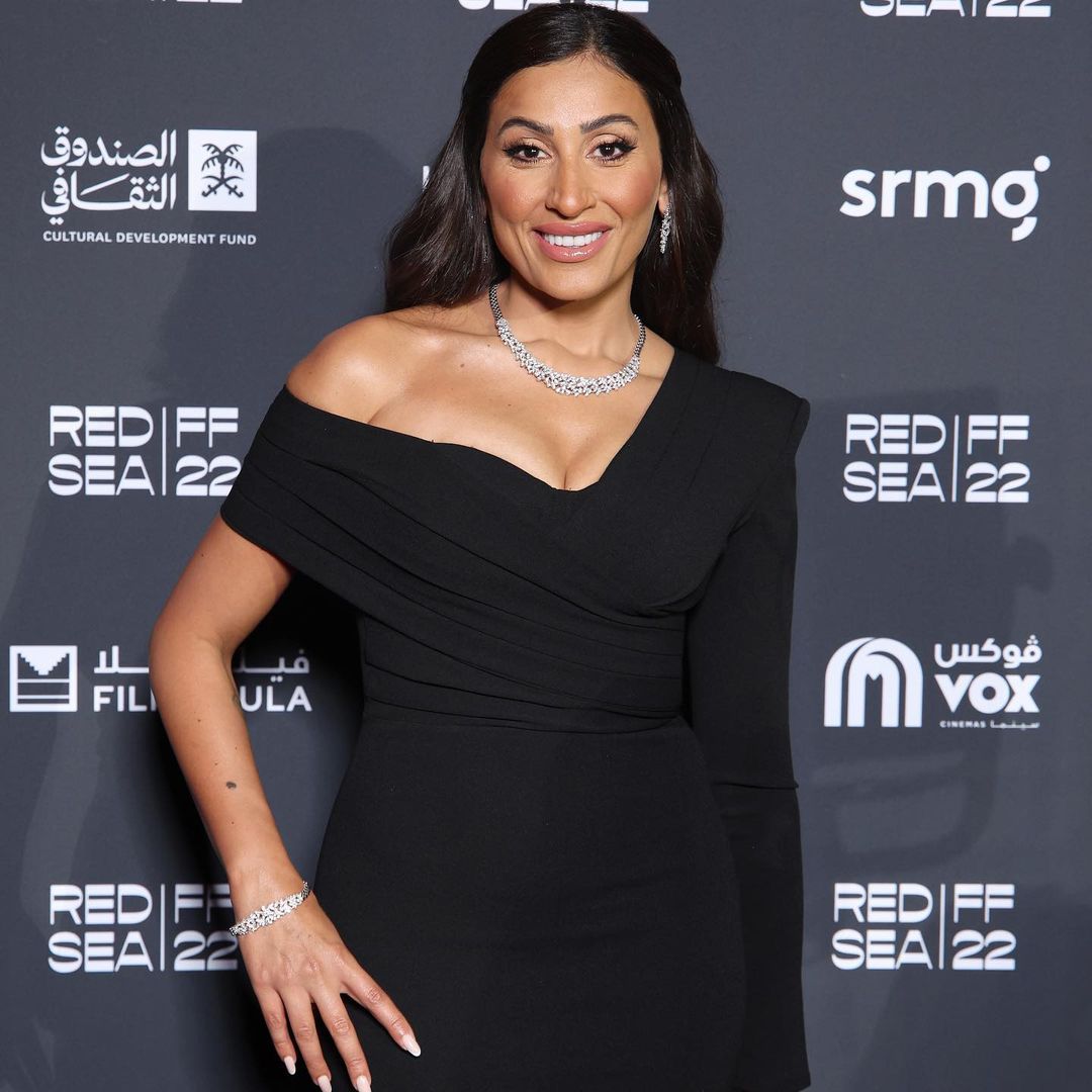 دينا الشربيني بفستان طويل باللون الأسود 