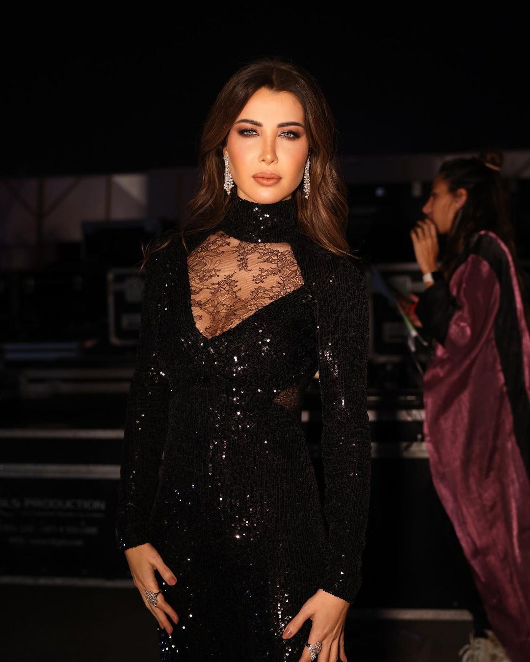 نانسي عجرم اعتمدت تسريحة الشعر الويفي مع إطلالتها الرقيقة