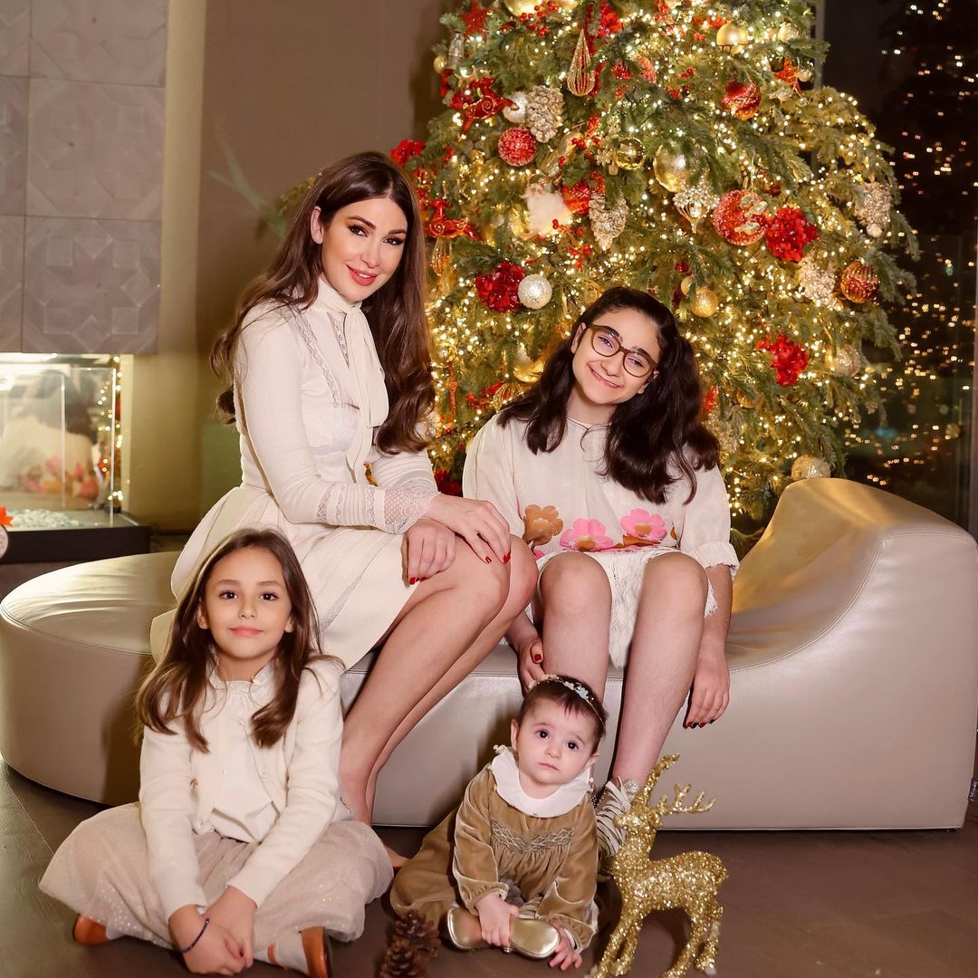 الإعلامية ديما صادق مع بناتها 