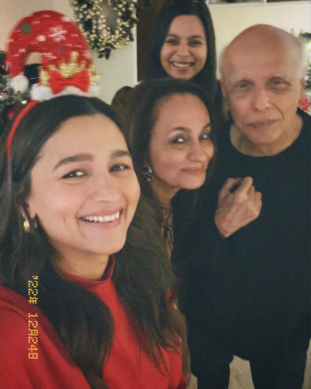 عليا بهات مع أسرتها