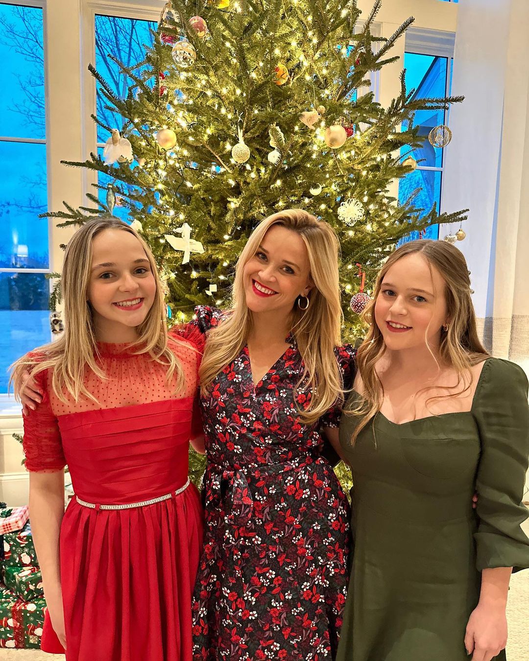 ريس ويذرسبونمع أفراد أسرتها