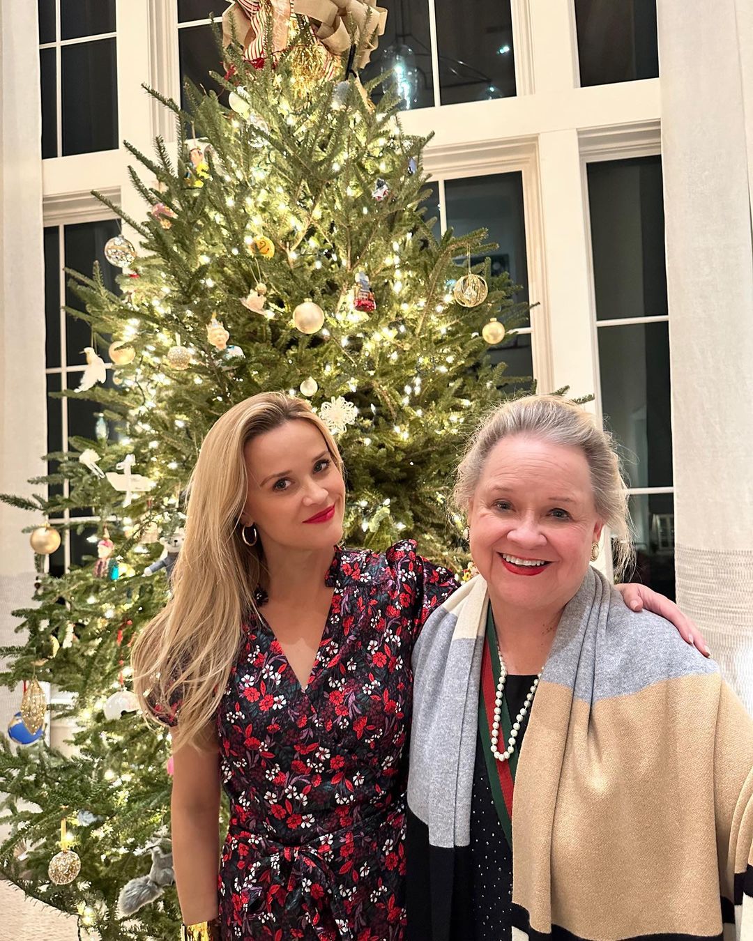 ريس ويذرسبون تحتفل مع والدتها برأس السنة 