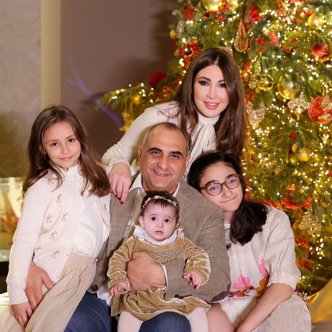 ديما صادق مع زوجها وبناتها