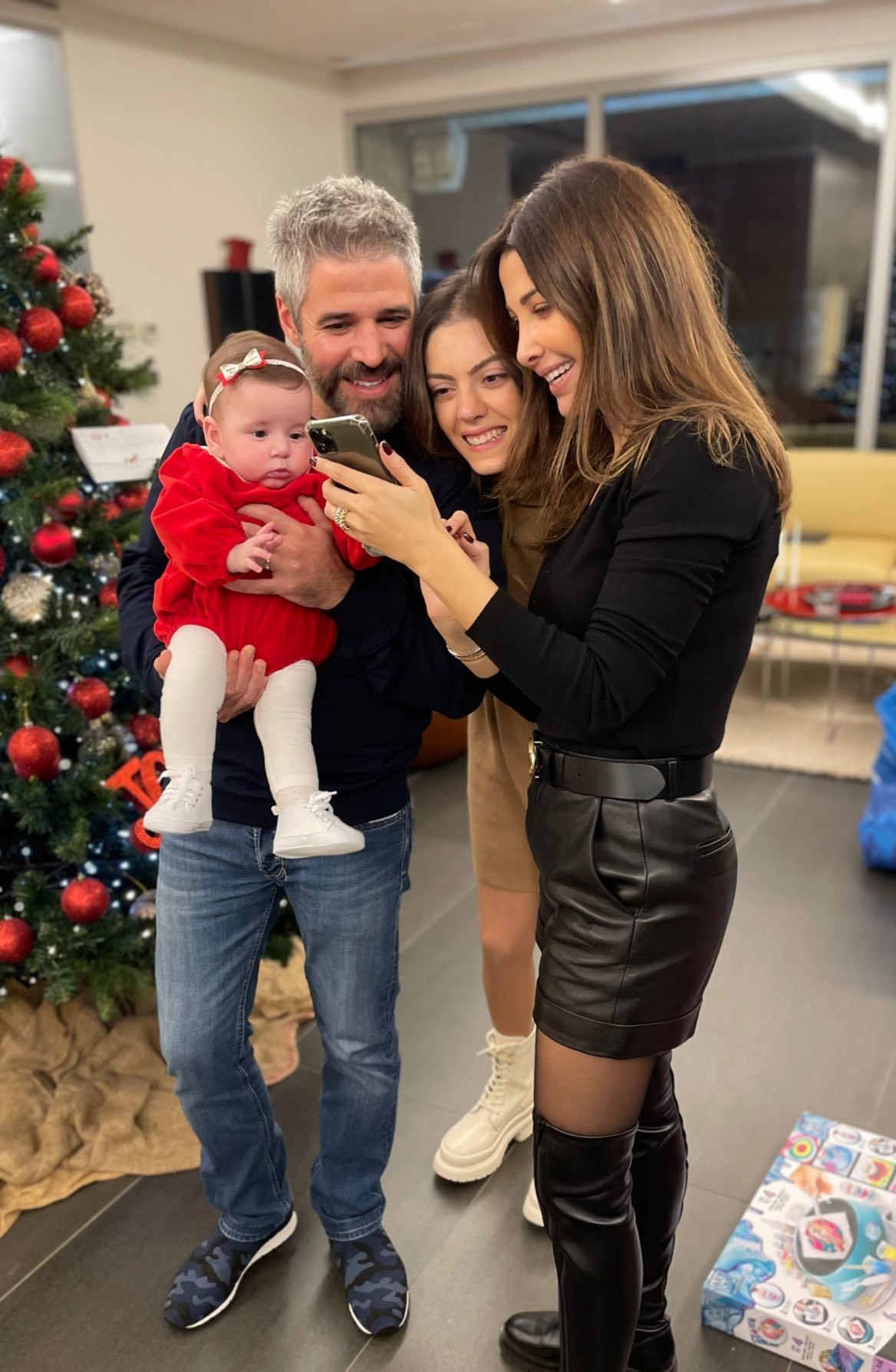 النجمة نانسي عجرم مع أسرة شقيقها 