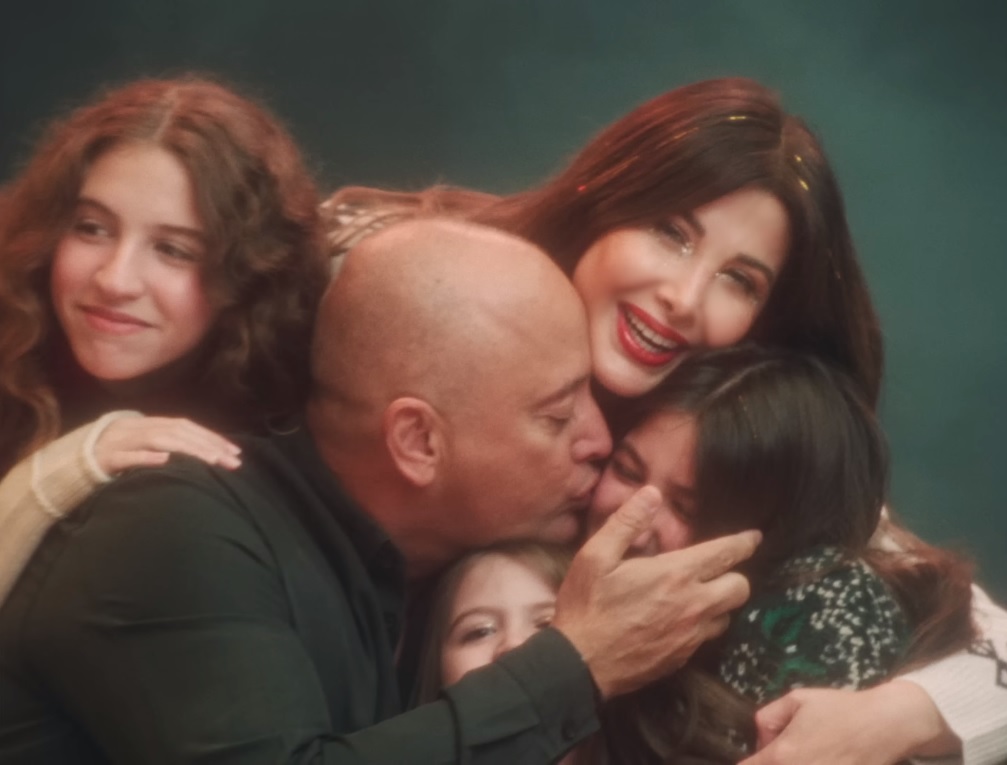 نانسي عجرم مع أفراد أسرنها في أغنية "يا عيد"