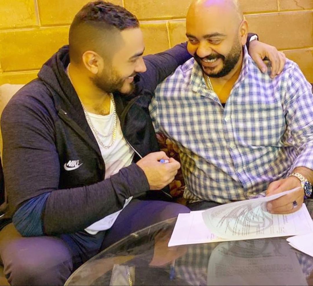 حسام حسني يتعاقد مع شقيقه تامر حسني