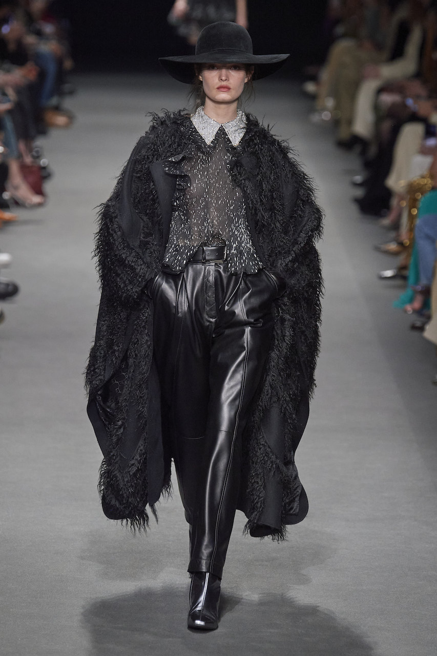  كاب أسود من Alberta Ferretti