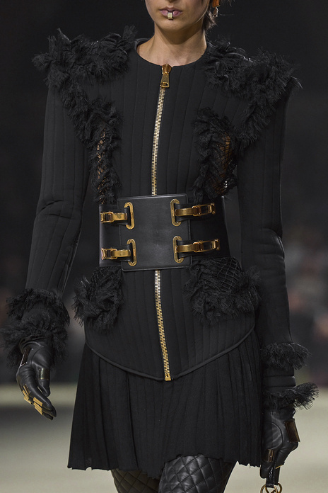 إطلالة من Balmain