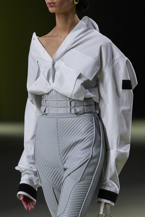 إطلالة من Balmain