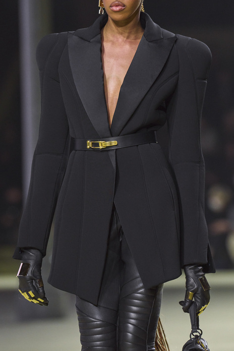 تنسيق حزام رفيع من Balmain
