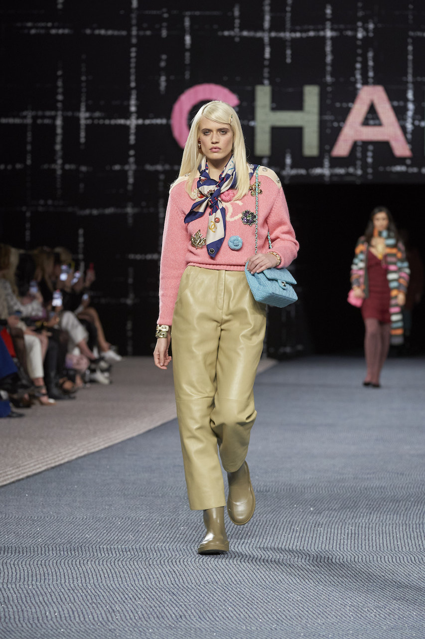بنطلون جلد باللون البيج من CHANEL
