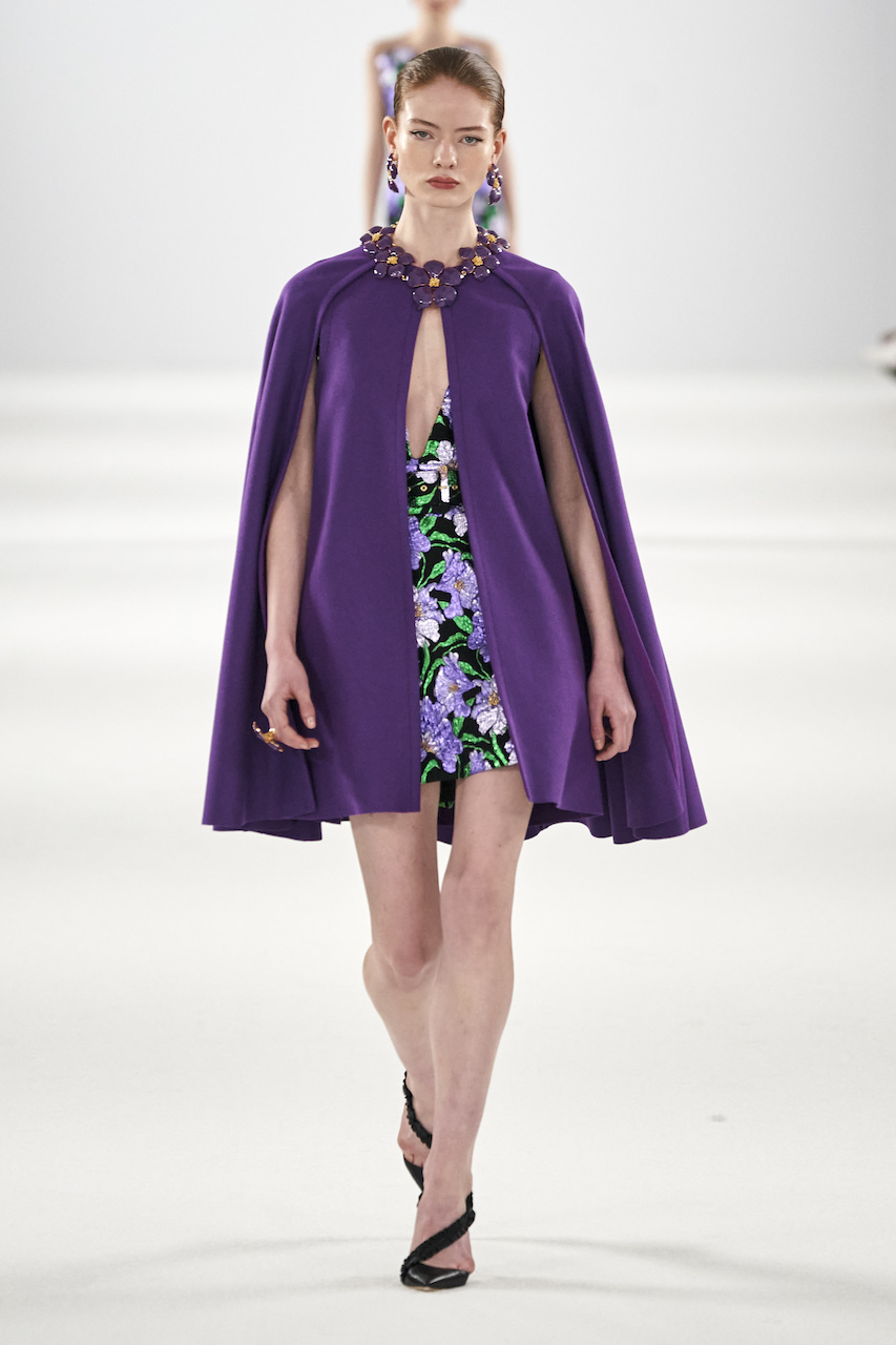  كاب باللون الاسود من Carolina Herrera