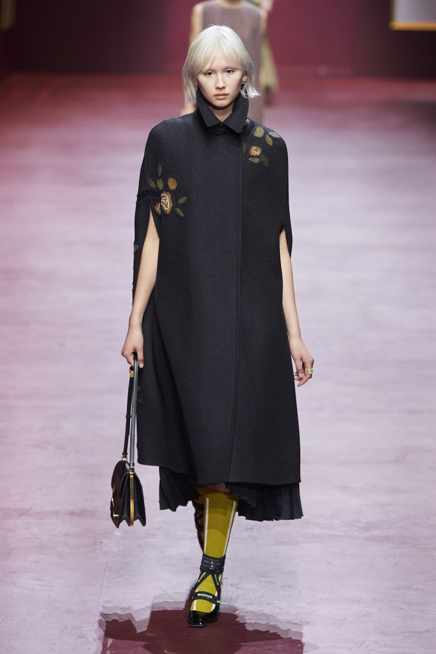  كاب أسود أنيق من Dior