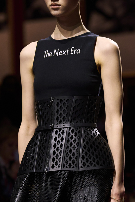 تنسيق الحزام العريض بأسلوب Dior