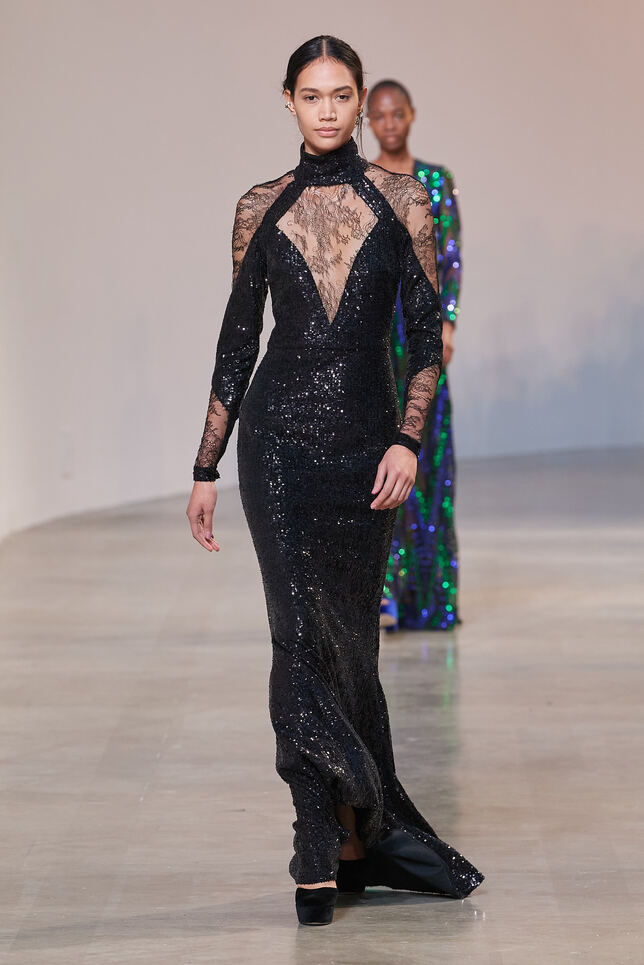 فستان طويل باللّون الأسود من Elie Saab