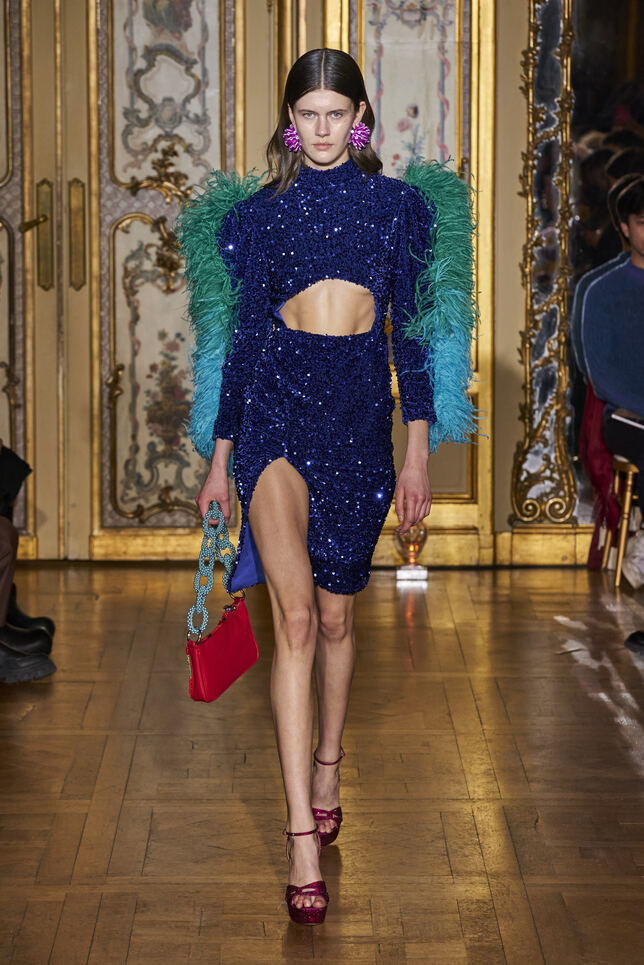 فستان شيك ولافت بالترتر والريش من Germanier