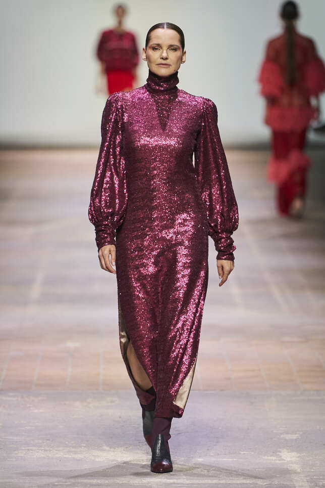 فستان بالترتر العنابي بياقة عالية من MArcel OStertag