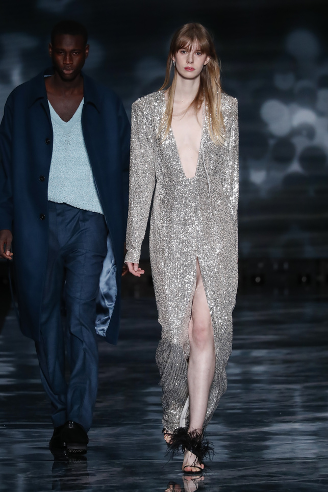 فستان فضي لافت من Pedro Del Hiero