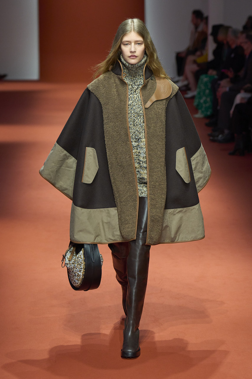  كاب ميدي بتصميم شبابي من Tod s