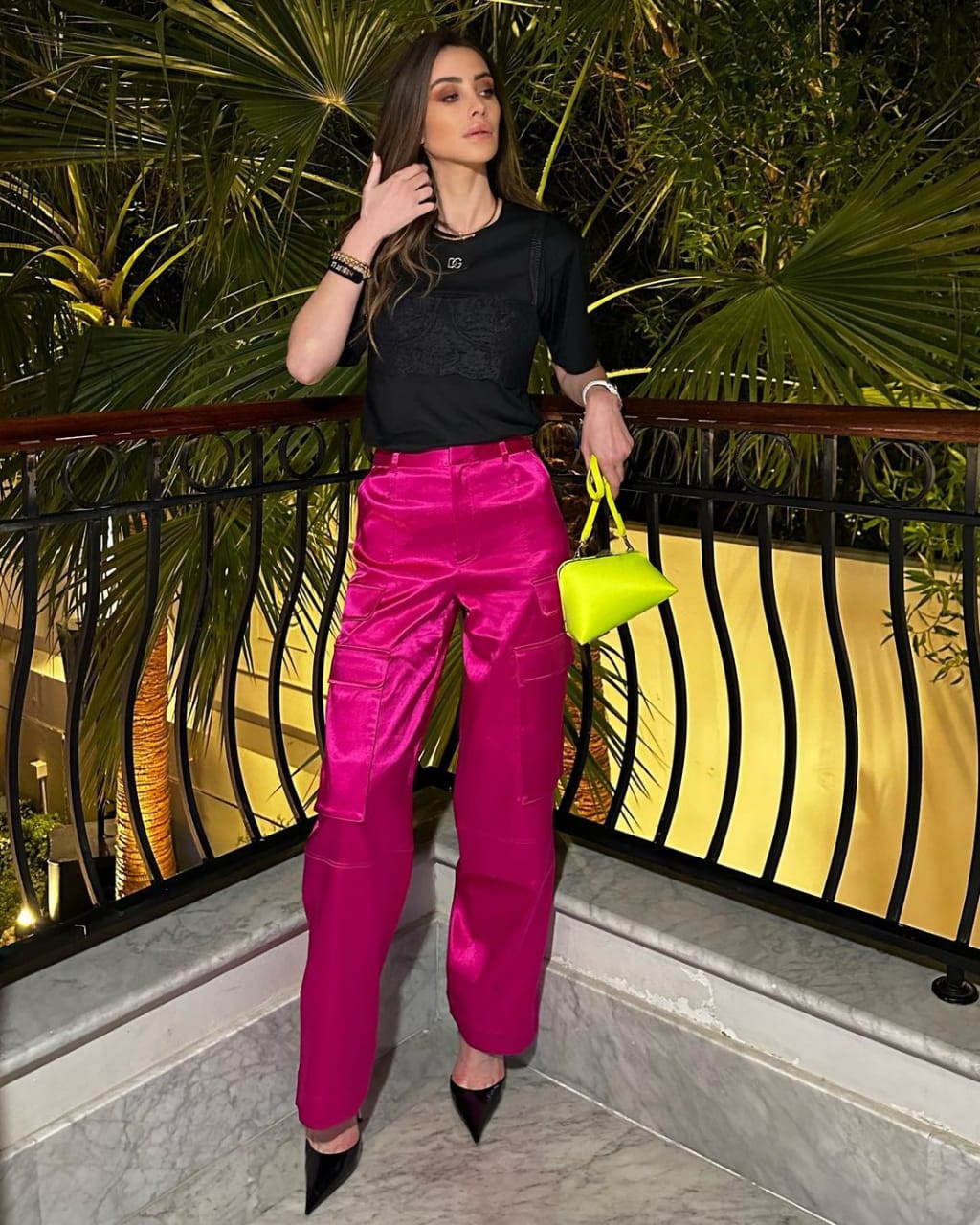 أنابيلا هلال تنسق الفوشيا على طريقتها