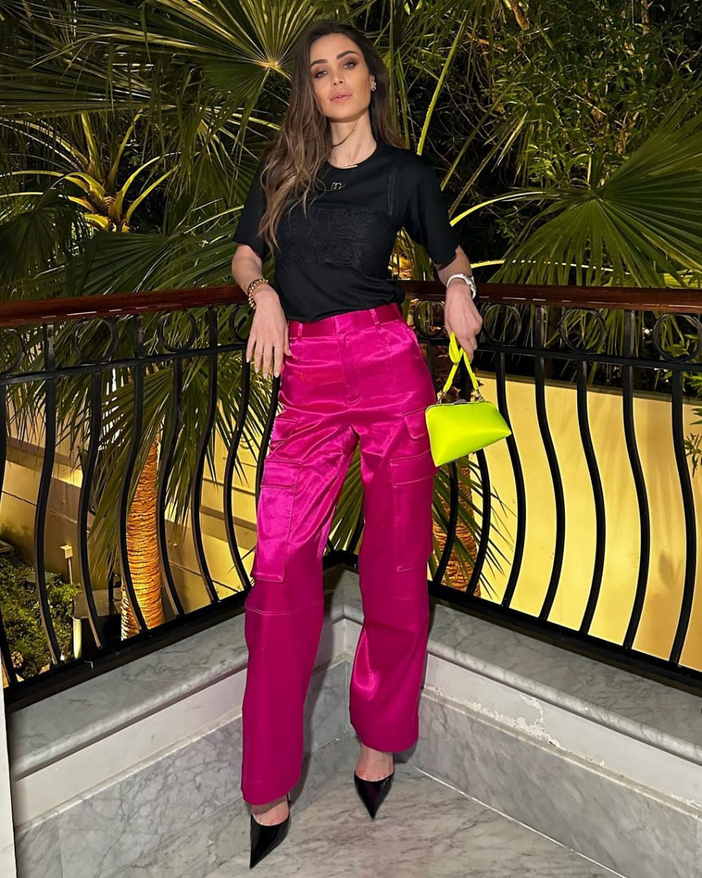إطلالة أنابيلا هلال مميزة ببنطلون بالفوشيا