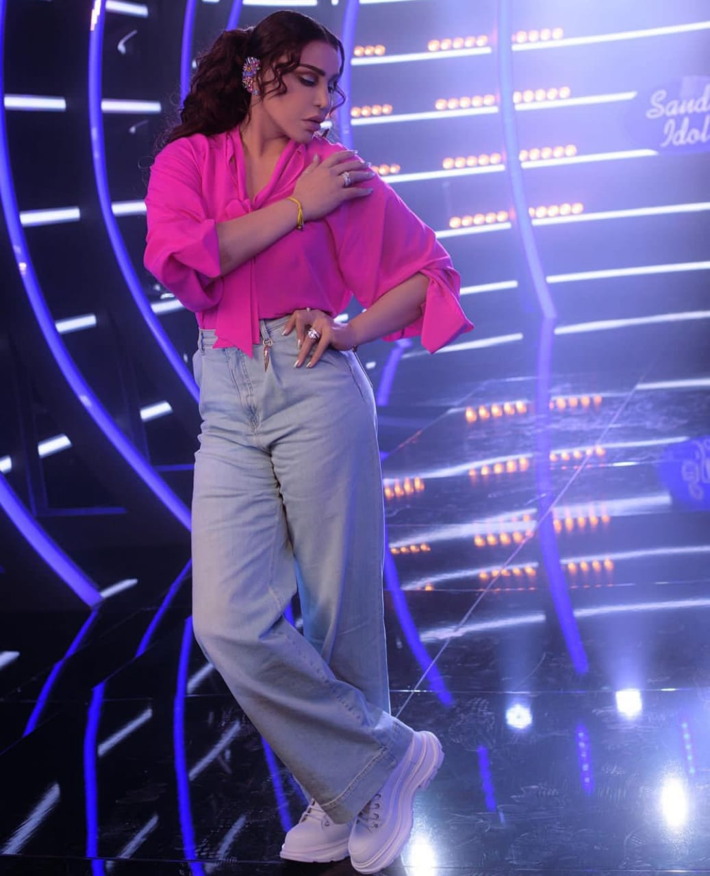 أحلام بإطلالة كاجوال بالفوشيا