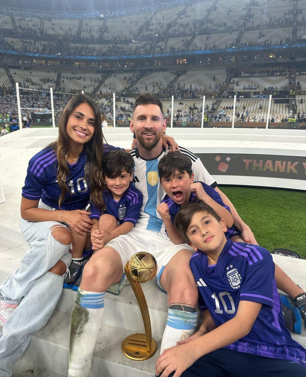 ميسي وعائلته في كأس العالم ميسي وعائلته في كأس العالم