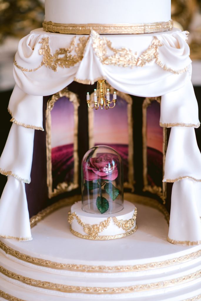 قصة العروسين تجسدها كعكة بسرى مرير